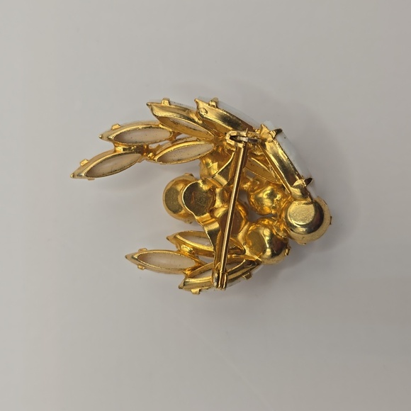 White Milk Glass Gold Tone Vintage Brooch - Picture 6 of 10